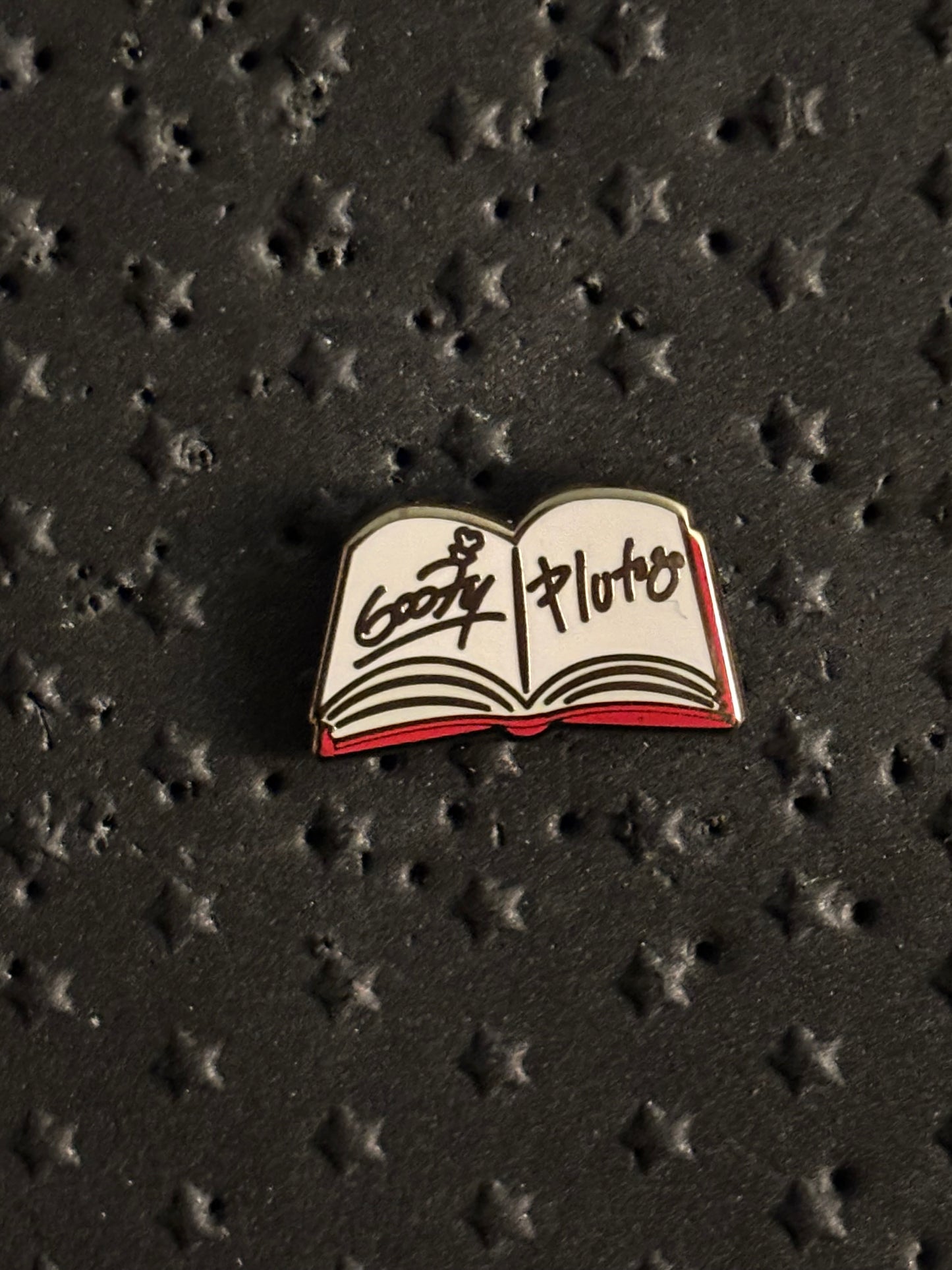 Tiny Kingdom Series 4 Goofy & Pluto Autograph Book pin