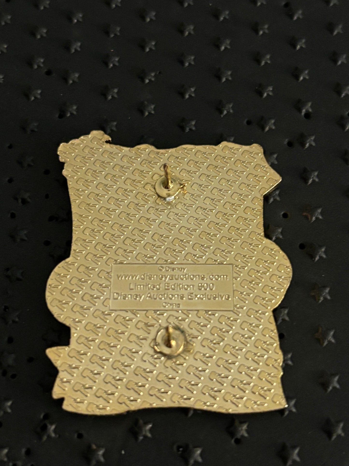 Mickey on beach blanket Disney Auctions pin