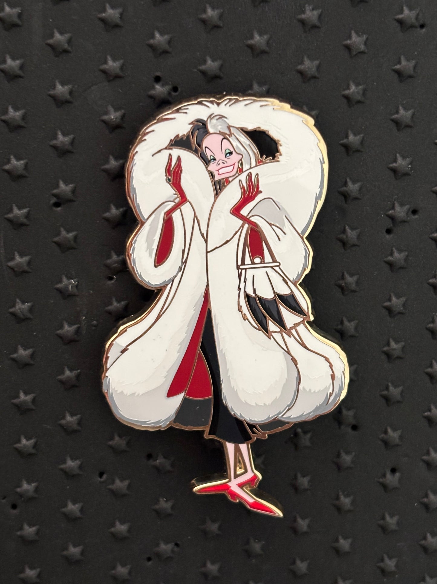 Cruella in fur coat Artland pin
