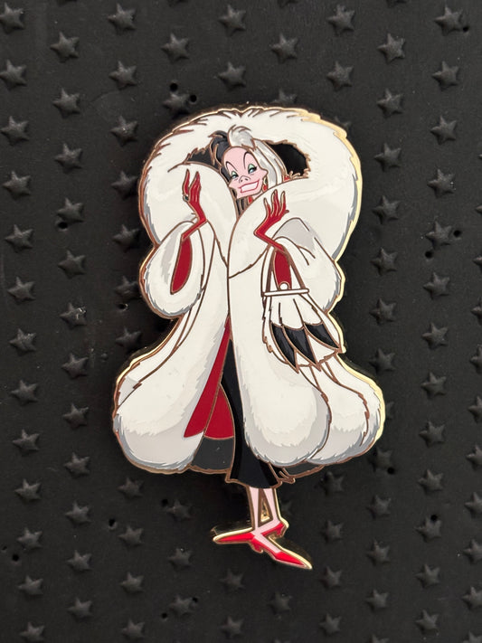 Cruella in fur coat Artland pin
